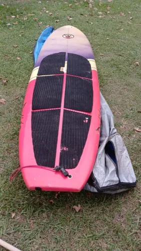 VENDO UMA PRANCHA STAND UP SEMI NOVA, POUCO USO, COM REMO CAPA, AGUENTA PESO DE 150K