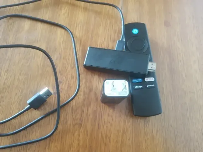 FIRE TV STICK HD COM CONTROLE REMOTO POR VOZ COM ALEXA (INCLUI COMANDOS DE TV), HD 