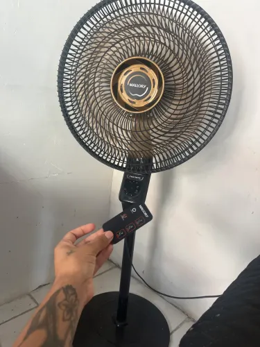 Vendo um guarda-roupa semi novo e um ventilador de controle