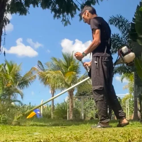 Corte de grama e roçagem com maquina