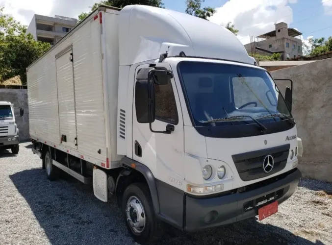 Caminhão MB Accelo 1016 Baú de Alumínio - Ano 2015