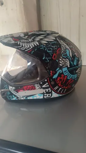 Vendo capacete Helt o único nesse design