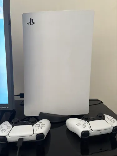 PlayStation 5, dois controles DualShock branco
