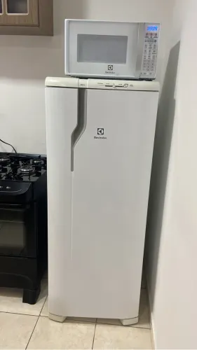 Geladeira Electrolux modelo RE31 240 litros branca 127v