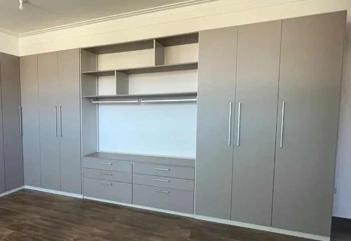 Guarda Roupa - Closet Casal modulado, com 7 portas, 6 gavetas e outros acessórios central