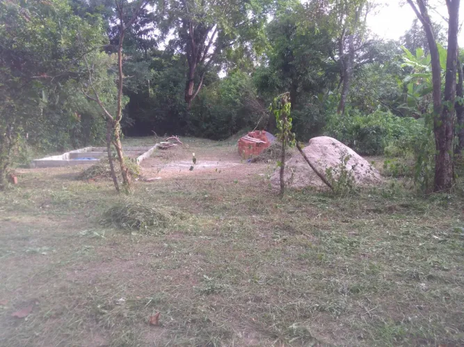 Terreno com casa inacabada