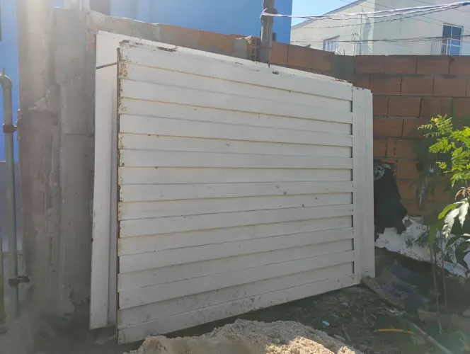 Vende-se esse portão