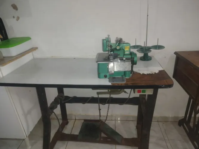 Máquina de costura Overlok chinesinha