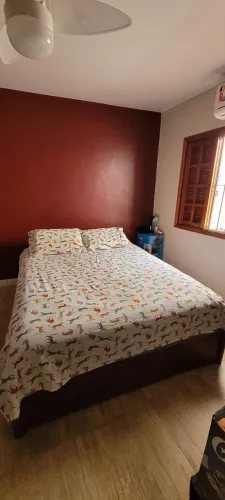 Vendo cama queen com 4 gavetas de madeira maciça