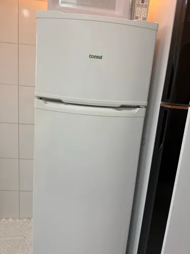 ? Geladeira Consul Duplex 334L (220V) - Super Econômica e Conservada!