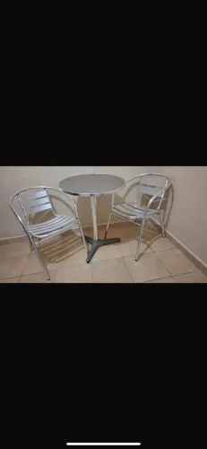 Mesa com 2 cadeiras de alumínio