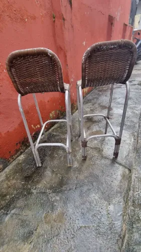 2 Cadeiras de Alumínio com Assento em Palhinha e uma estrutura de sofá em palhinha
