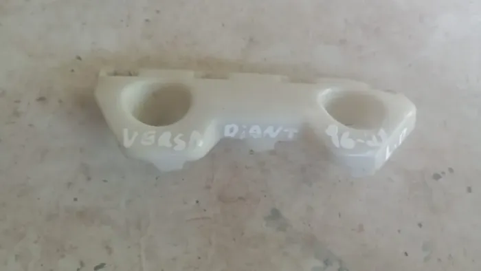 Guia Para-choque dianteiro Nissan Versa 2016 / 2021 Lado direito