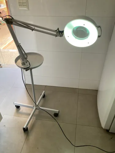 Lupa de tripé com iluminação 