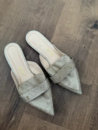 Mule Dourada Feminina - Elegância e Conforto