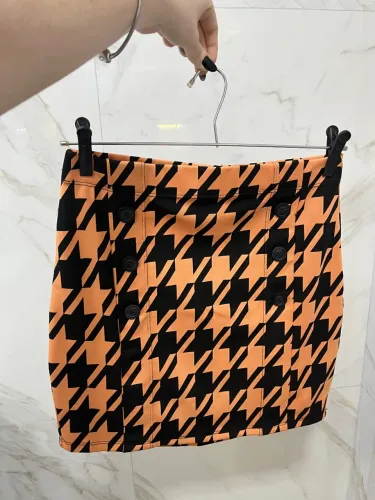 Saia xadrez laranja e preta