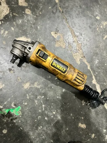 Esmerilhadeira DEWALT DWE4020-B2 em curto para conserto ou peças