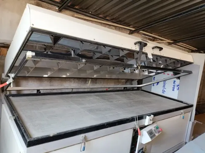 Prensa termolaminadora Atcan. Máquina em funcionamento. Em ótimo estado de conservação.