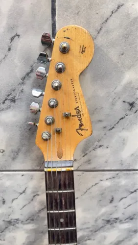 Guitarra Fender Stratocaster (chinesa)