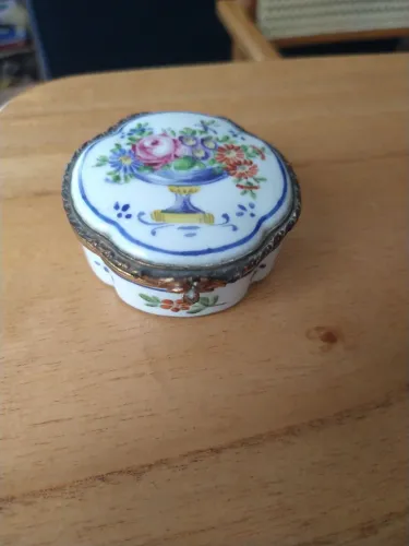 Caixa de porcelana antiga com flores (Limonges - France)