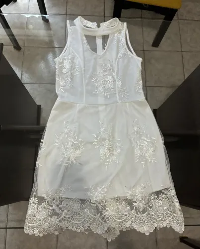 Vestido branco bordado com tela nas costas 