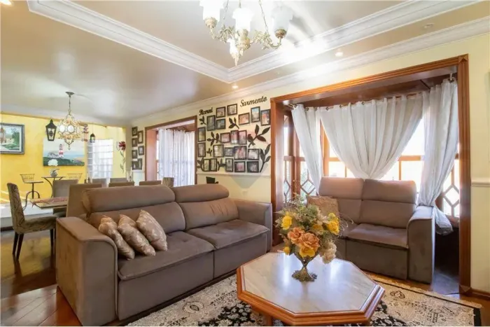 Casa no Jardim Maia com 3 Suítes, Piscina, 5 Vagas na Garagem