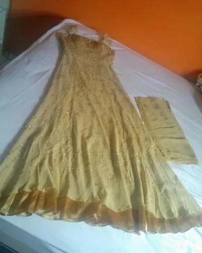Vestido de festa dourado com pedrarias