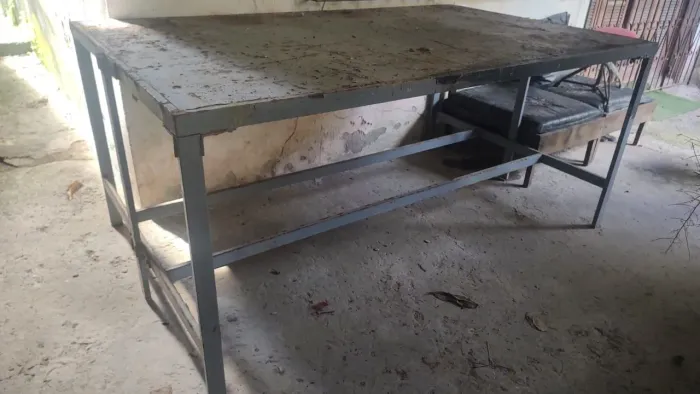 MESA DE METAL E ARARAS PARA LOJA 