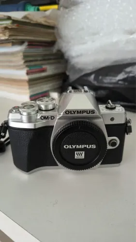Câmera Olympus OM-D E-M10 III - Excelente estado