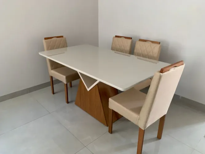 Mesa nova resistente na madeira