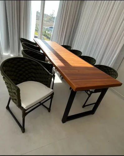 MESA DE MADEIRA COM 8 CADEIRAS DE TRICÔ NÁUTICO