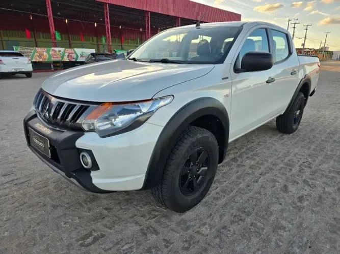L200 Triton Outdoor GLS 2.4 Automático 4X4 Diesel 2021. Pneus Seminovos! Muito Boa!