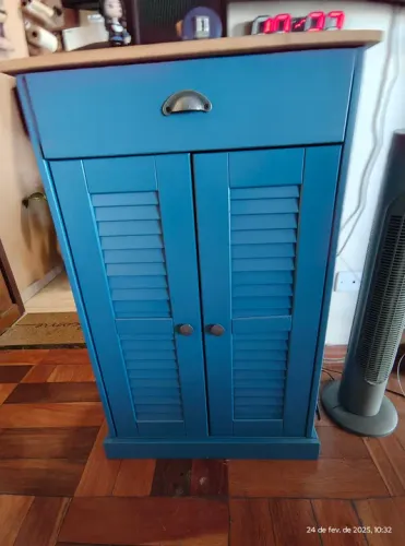 Armário de madeira azul retrô