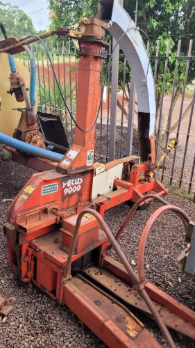 Ensiladeira marca Nogueira modelo Pecus 9000, 10 facas