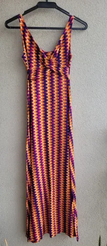Vestido evasê longo de malha com decote v