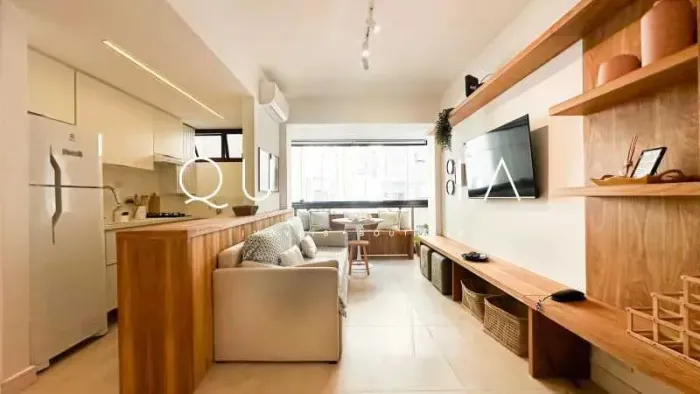 Excelente apartamento em um dos melhores Flats do Leblon. Uma confortável suíte, varanda, 