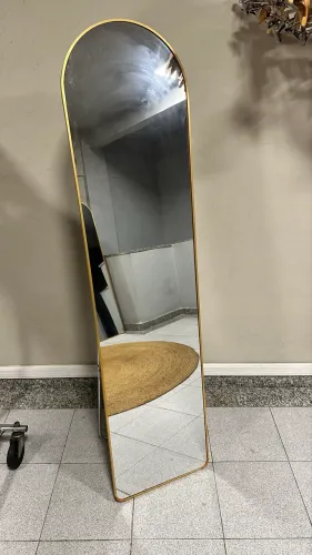 Espelho oval com suporte de chão