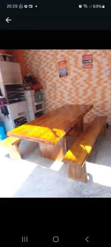 Mesa e bancos de madeira maciça