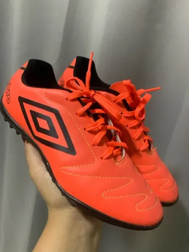 Chuteira de Futebol Infantil - Tamanho 36 Laranja