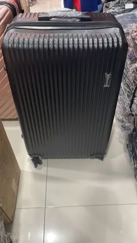 Mala de viagem preta com detalhes
