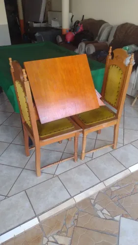Mesa com cadeiras torneadas