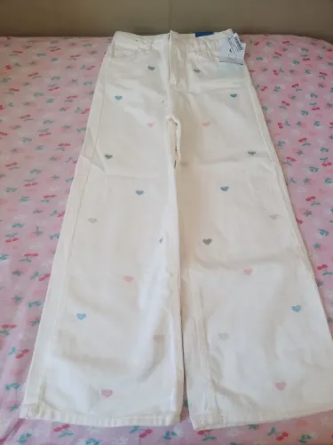 Calça Jeans Branca com Corações Bordados