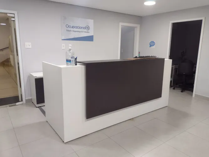Balcão de recepção Pher Mobile medidas de 2,40 cm
