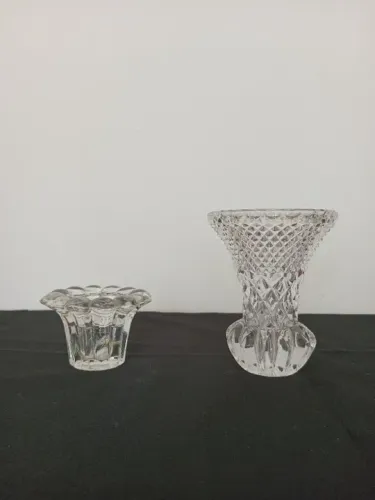 Conjunto decorativo de castiçal e jarra