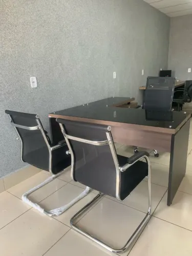 Conjunto de mesa e cadeiras de escritório