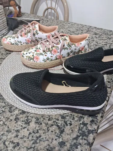 Tênis floral e sapatilha preta