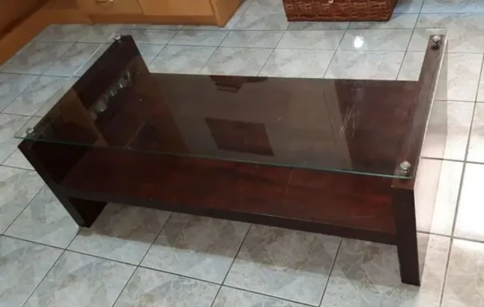 Mesa de centro com tampo de vidro<br>