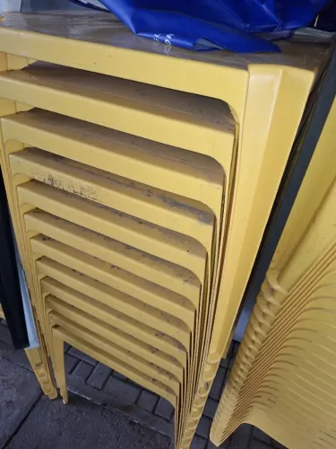 Conjunto de mesas e cadeiras em plástico