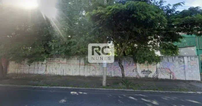 Terreno com aproximadamente 600 m² de área
