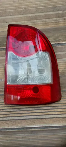Lanterna Fiat Strada original 2009/13 lado direito.